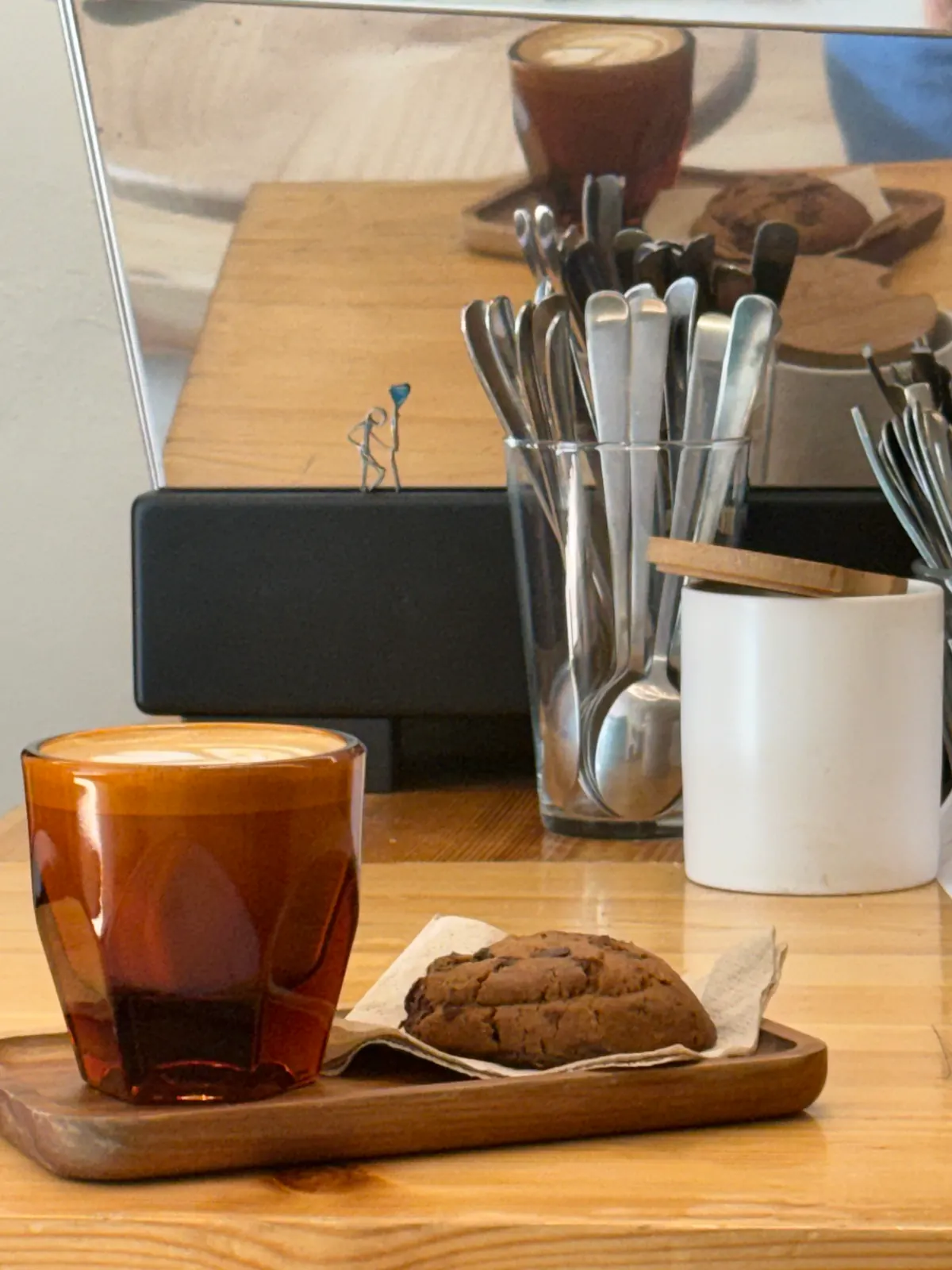 Cortado y cookie de chocolate en la barra de Bruma Roasting