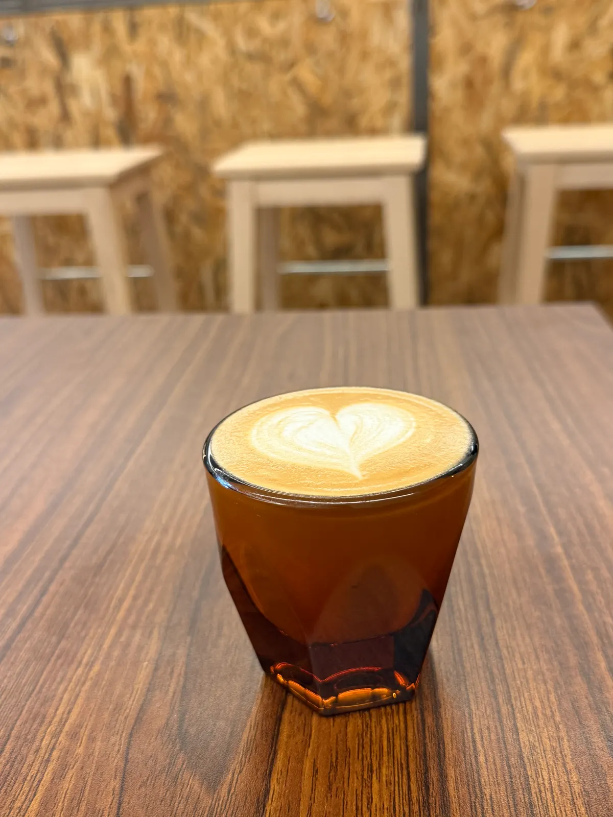 Flat white con latte art en Bruma Roasting, Santiago de Compostela