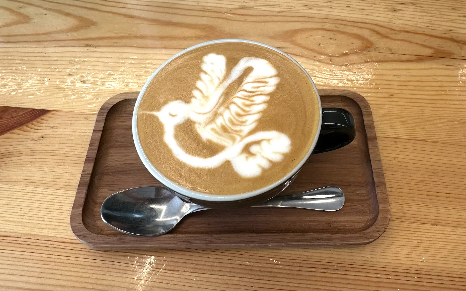 Latte art de un pájaro en una taza de Bruma Roasting, Santiago de Compostela