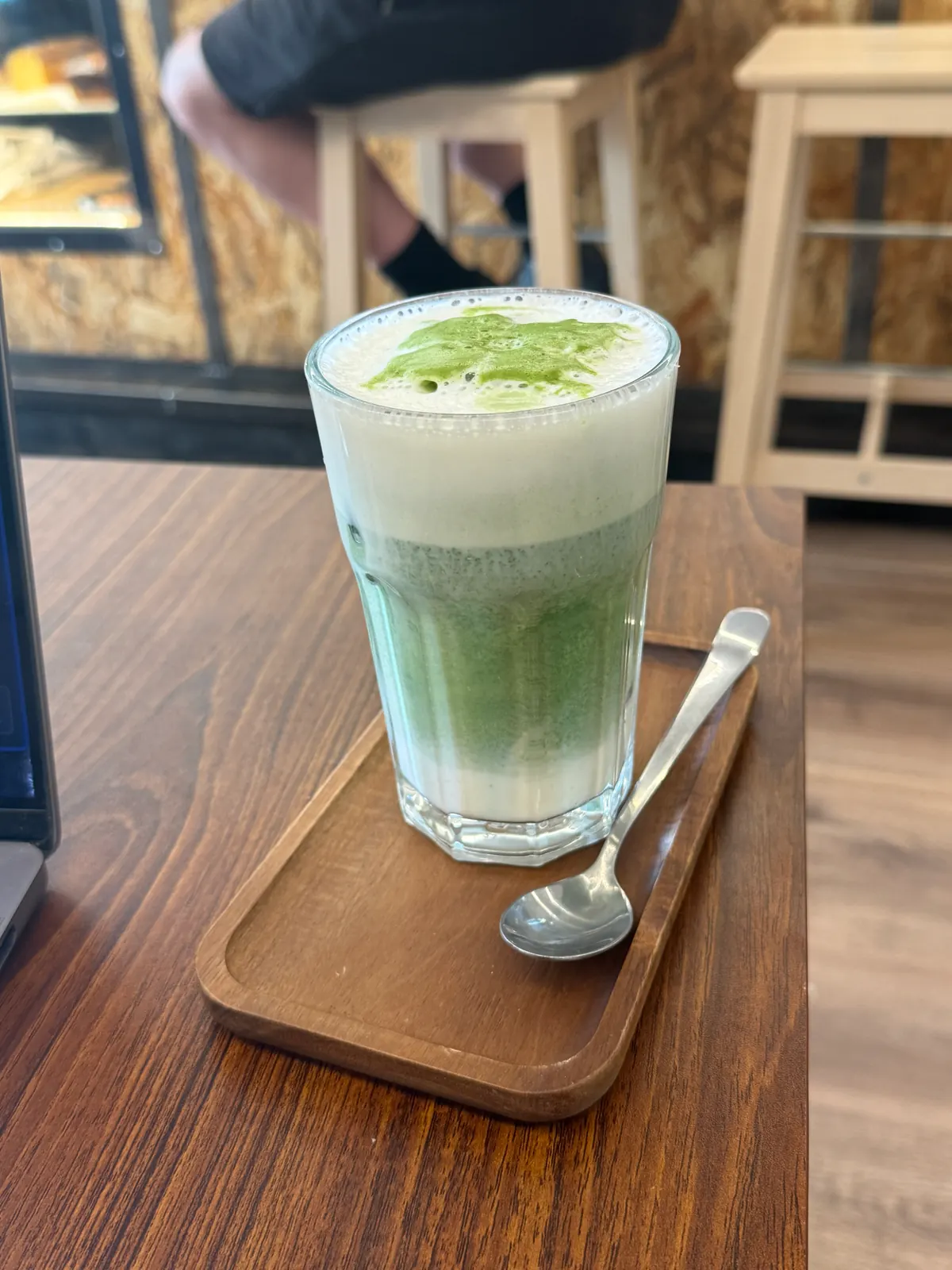 Matcha latte recién preparado en Bruma Roasting
